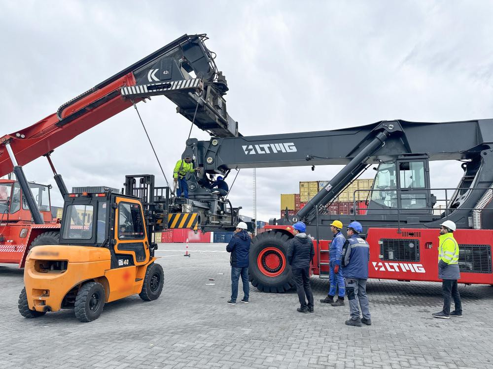 LTMG Team Assists in Assembling Reach Stackers