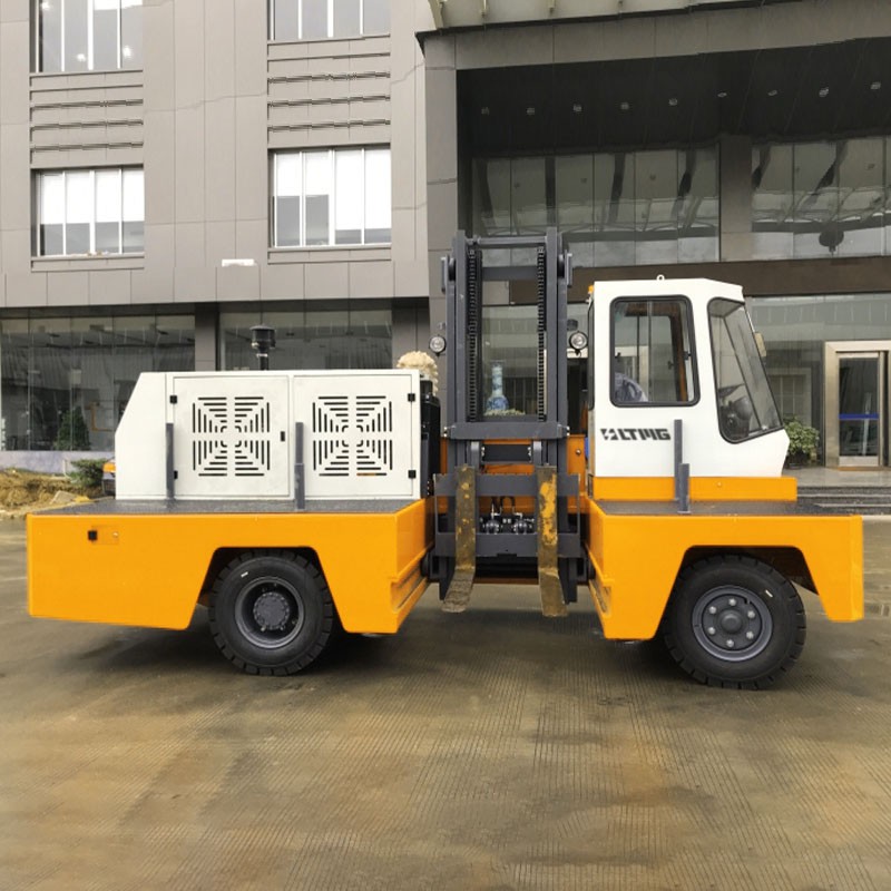 side loading forklift truck