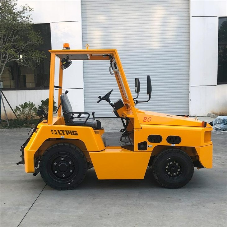 airport baggage towing tractor