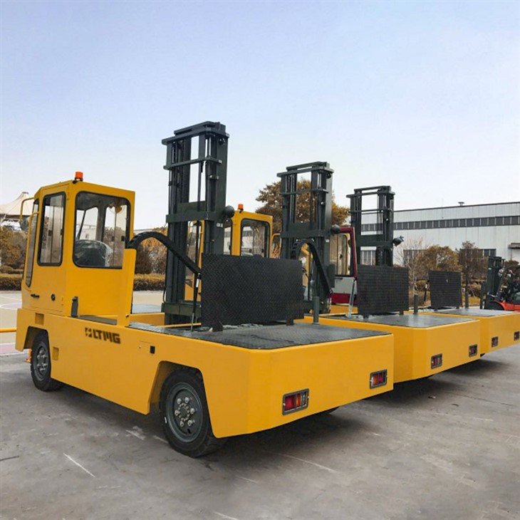 side loading forklift truck