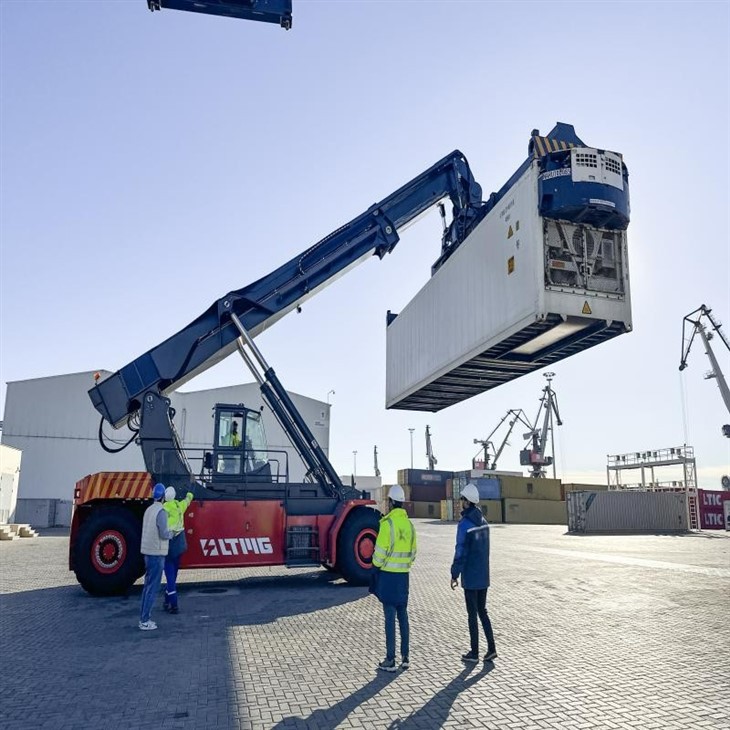 container stacker